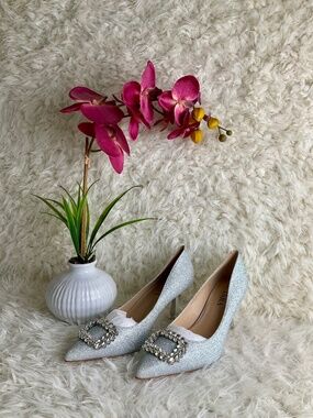 SUIARA WOMEN'S SILVER GLITTER POINTED TOE HIGH HEEL SHOE/PUMP~SIZE 7~NWOT!